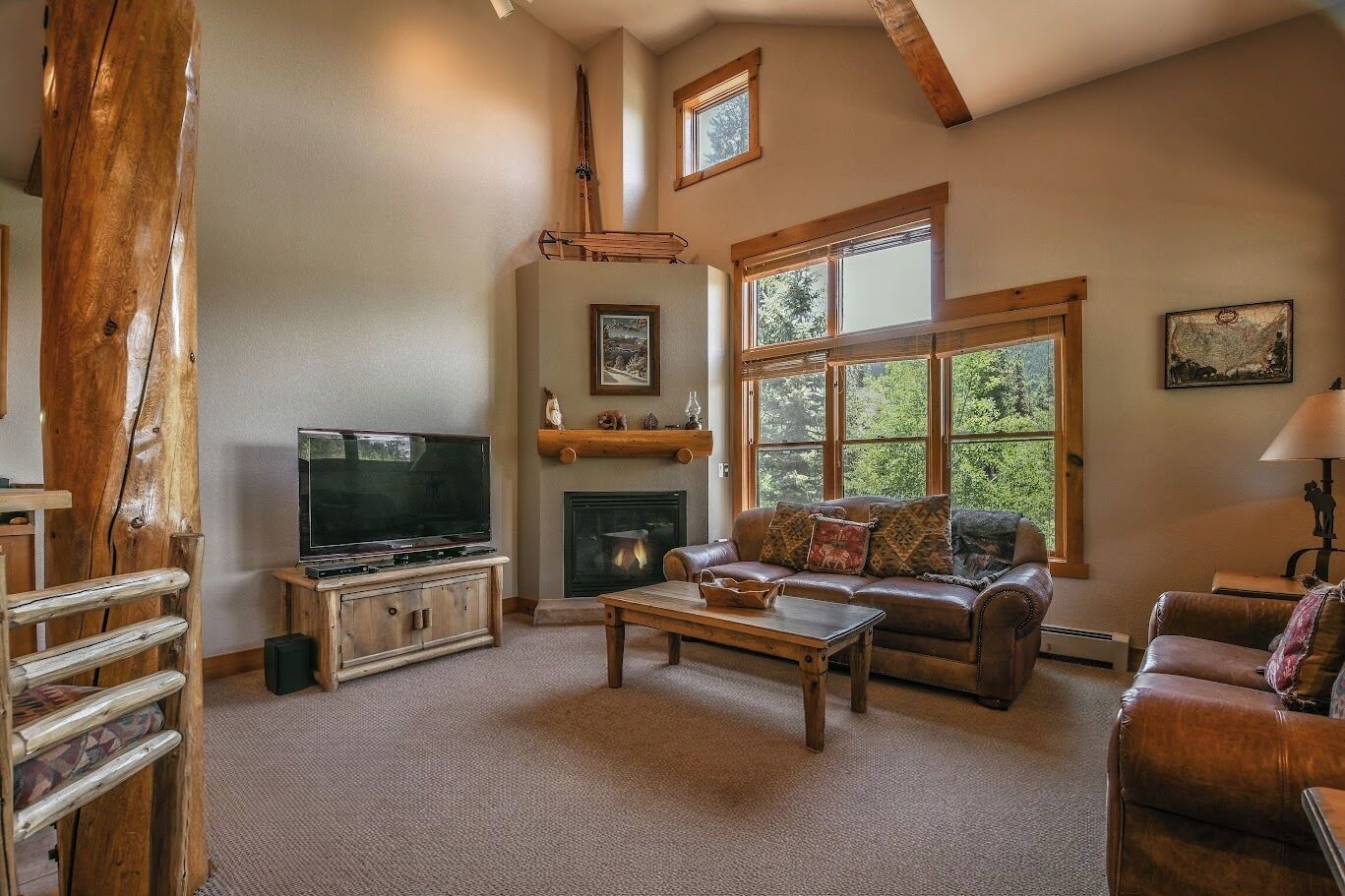 Flat-screen TV, fireplace, stereo