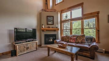 Flat-screen TV, fireplace, stereo