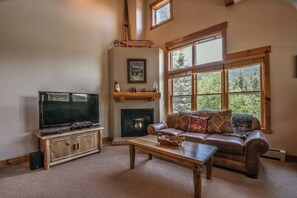 Flat-screen TV, fireplace, stereo - Tranquil Mountain Haven! Close to Trails! (Keystone)
