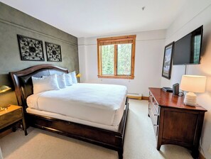 2 bedrooms, desk, iron/ironing board, WiFi