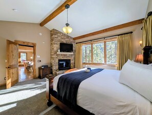 4 bedrooms, desk, iron/ironing board, WiFi - River Run Retreat – Summer Activities & Hot Tub (Keystone)