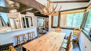 Dining - Modern Unit w/Pool & Hot Tub + 2 Parking Spots (Keystone)