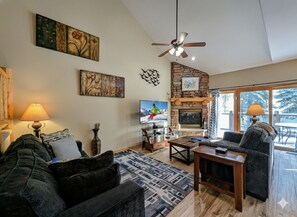 Een televisie, een open haard en een stereo