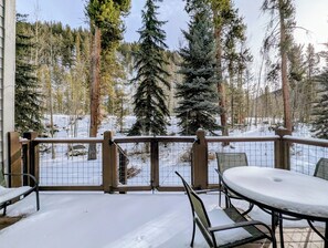 Outdoor dining - Peaceful Townhome with Deck/Garage/Shuttle (Keystone)
