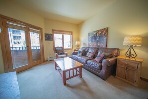 Een televisie, een open haard en tafelvoetbal