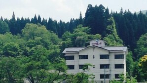 Un edificio con techo plano, varias ventanas y un letrero en la parte superior.