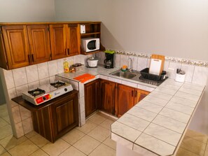 Departamento superior | Cocina privada | Refrigerador, microondas, parrilla de estufa y cafetera y tetera 