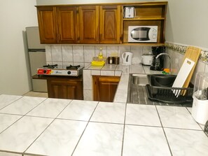 Superior-Apartment | Eigene Küche | Kühlschrank, Mikrowelle, Herdplatte, Wasserkocher mit Kaffee-/Teezubehör