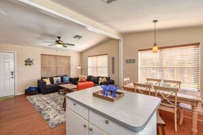 House, Multiple Beds (Surf Perch - 10th St.) | In-room dining
