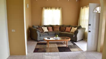 Standard Apartment, 3 Bedrooms, Ocean View | Ruang tamu | TV