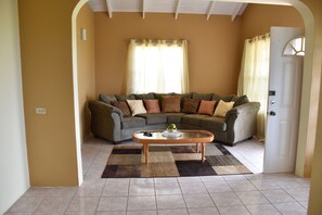 Standard-huoneisto, 3 makuuhuonetta, valtamerinäköala | Oleskelualue | Televisio