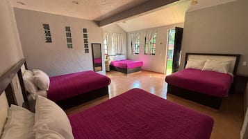 Espacio para trabajar con laptop y cortinas blackout