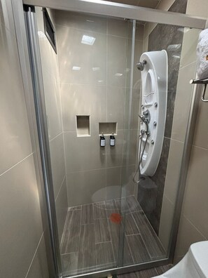 Superior-Zimmer | Badezimmer | Dusche, kostenlose Toilettenartikel, Handtücher, Seife