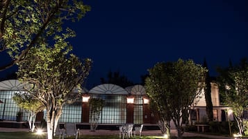 Fachada de la propiedad por la tarde o noche