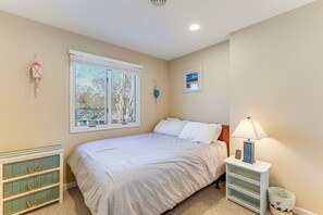 3 bedrooms, iron/ironing board, Internet, bed sheets - Walk to Bethany Beach Boardwalk: Coastal Retreat (Bethany Beach)