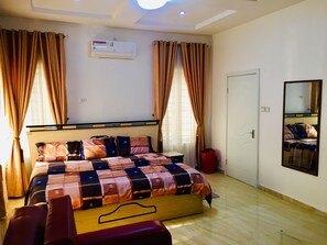 4 Schlafzimmer, Zimmersafe, Bügeleisen/Bügelbrett, WLAN