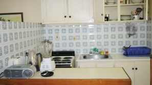 Geladeira, cooktop, chaleira elétrica, torradeira