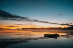 En la playa y camastros 