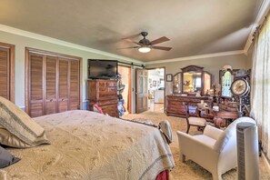 2 bedrooms, iron/ironing board, travel cot, Internet - Spacious Home 2 Mi from Downtown Stanford! (Stanford)