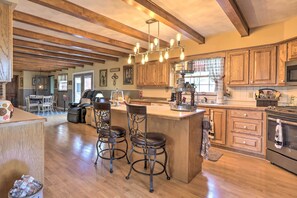 Fridge, microwave, stovetop, dishwasher - Spacious Home 2 Mi from Downtown Stanford! (Stanford)