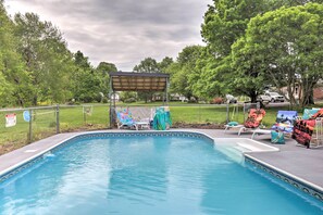 A heated pool - Spacious Home 2 Mi from Downtown Stanford! (Stanford)