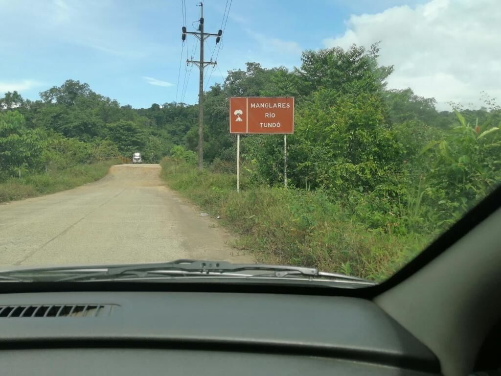 A road sign indicating directions to Manglares Rio Tundó.