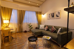Loft | Living room | 32-inch LED TV with satellite channels, TV - Guzi Rooms & Suites (Istanbul)