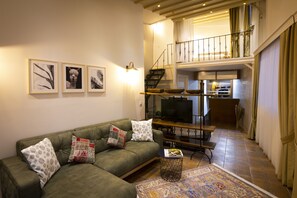 Loft | Living room | 32-inch LED TV with satellite channels, TV - Guzi Rooms & Suites (Istanbul)