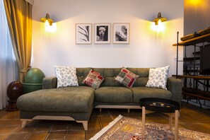 Loft | Sala de estar | Televisión LED de 32 pulgadas con canales por satélite, una televisión