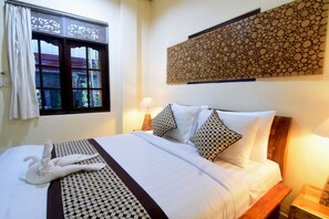 Superior Double Room | Free WiFi, bed sheets - Arik's Homestay (Ubud)
