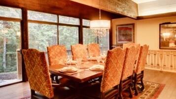Luxury Cabin, Berbilang Katil, Mountain View | Makan dalam bilik