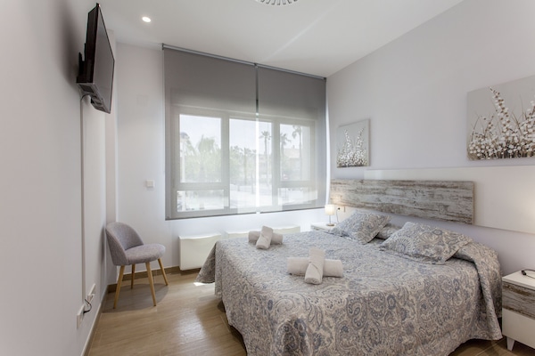 2 quartos, escrivaninha, ferros/tábuas de passar roupa