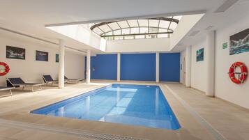 Una piscina cubierta