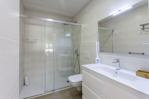 Dusche, kostenlose Toilettenartikel, Haartrockner, Handtücher