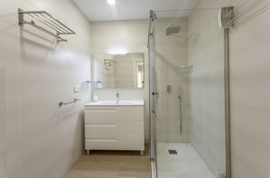Dusche, kostenlose Toilettenartikel, Haartrockner, Handtücher