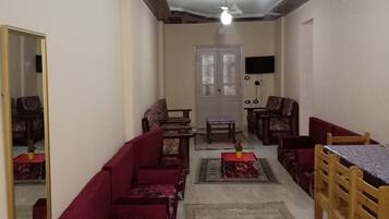 Deluxe-Apartment, 3 Schlafzimmer, Stadtblick | Wohnbereich | 32-Zoll-Flachbildfernseher mit Satellitenempfang, Fernseher