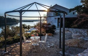 Outdoor dining - Cozy home in Milna with house sea view (Milna)