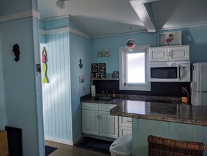 Réfrigérateur, micro-ondes, plaque de cuisson, cafetière/bouilloire