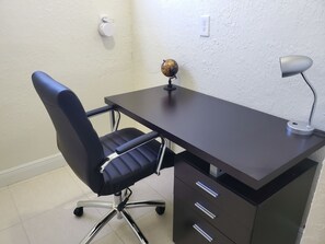 Habitación clásica, vista a la ciudad | Centro de negocios en la habitación
