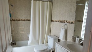 Klassieke kamer, uitzicht op de stad | Badkamer | Een bad, handdoeken
