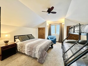 5 sovrum, skrivbord, strykjärn/strykbräda och resesäng