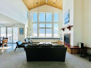 Televisie, een open haard, videospelletjes en een dvd-speler