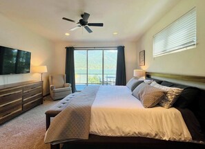 5 slaapkamers, een bureau, een strijkplank/strijkijzer, reisbedje