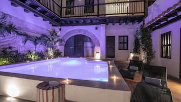 Piscine extérieure, chaises longues