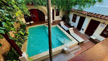 Piscina externa, espreguiçadeiras