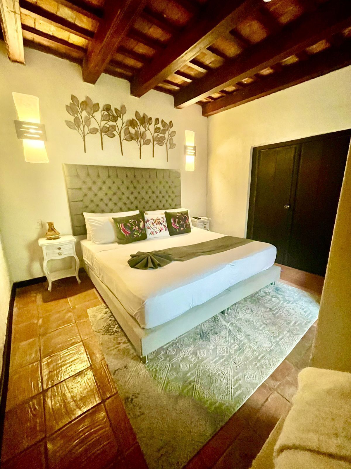 13 habitaciones, caja de seguridad en la habitación y escritorio 