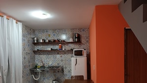 Macchina per tè/caffè, frigorifero, microonde, piano cottura