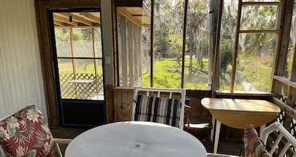 Kapteenin poukama Retreat / venelaituri ja kajakit mukana