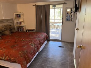 1 bedroom, desk, free WiFi, bed sheets - Camp 1 w/Canal Boat Dock Included (Homosassa)