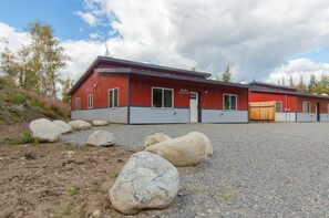 Exterior - Matanuska Villa #1, Glacier Suites - Matanuska Villa #1 (Matanuska-Susitna)